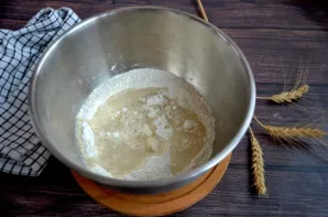 Supilkite 150 gramų vandens, užminkykite tešlą autolizei.