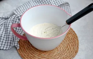 Išmaišykite iki vientisos sausų ingredientų masės.