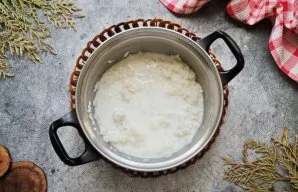 Į puodą su ryžiais supilkite pieną, suberkite cukrų ir virkite, kol suminkštės, apie 6-10 min.