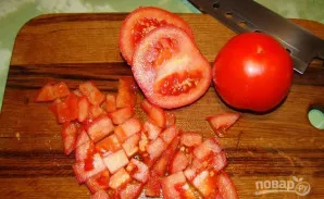 Pomidorus nuplaukite ir supjaustykite nedideliais gabalėliais. Jei norite, galite prieš tai nuplėšti odelę - tam pomidorus užpilkite verd...