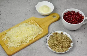 Kietojo sūrio rūšį sutarkuokite. Išimkite granato sėklas iš vaisiaus. Naudokite granatą su sultingomis, stambiomis, ryškiai tamsiai raudo...