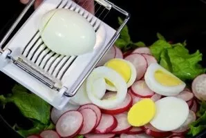 Sudėkite stambiai supjaustytus kiaušinius.