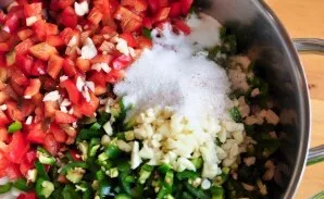 Tada paprika, česnakas, cukrus, druska ir maltas kuminas. Aš naudojau dviejų spalvų paprikas, kad salsa žiemai būtų ryški.