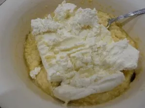 Sudėkite varškę (ji turėtų būti minkšta). Išmaišykite.