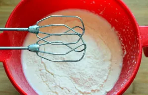 Suberkite persijotą miltų ir kukurūzų krakmolo mišinį su kepimo milteliais. Įdėkite po žiupsnelį druskos ir vanilino. Cinamono į šią šarl...