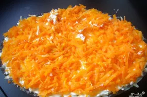 Keptus svogūnus dedame ant žuvies. Iš viršaus padengiame plonu majonezo sluoksniu. Tuomet dedame virtų, tarkuotų bulvių sluoksnį ir vėl m...