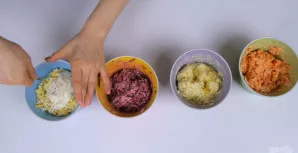 Sūdytos silkės filė supjaustykite kubeliais. Sutarkuotas stambia tarka morkas, bulves, burokus ir kiaušinius sumaišykite su majonezu, pag...