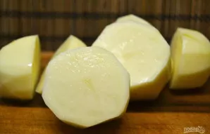 Bulves nulupkite ir nuplaukite, kiekvieną perpjaukite į 2 dalis.