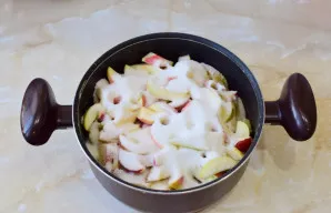 Viršų taip pat užberkite cukrumi. Uždenkite dangčiu ir palikite per naktį, kad obuoliai išleistų sultis.