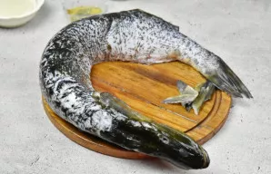 Žuvį išvalykite, nupjaukite pelekus, uodegą, galvą. Oda nuvilkite „kojine“ link uodegos.