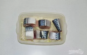 Skumbrę supjaustykite porcijomis, pašalindami galvą ir uodegą.