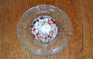 Įdėkite majonezo ir atsargiai paskirstykite.