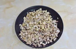 Tuomet į keptuvę suberkite pjaustytus pievagrybius. Išmaišykite. Kepkite grybus su svogūnu dar 10-12 minučių. Per tą laiką grybai sumažės...