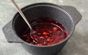 Kai įdaras užvirs, suberkite šaltame vandenyje ištirpintą kukurūzų krakmolą, cinamoną ir vanilės ekstraktą. Pavirkite ant silpnos ugnies ...