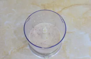 Tuomet batoną šiek tiek nuspauskite, kad pašalintumėte pieno perteklių, ir sutrinkite iki vientisos masės.