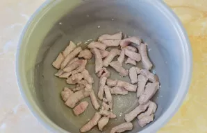 Greitpuodį įkaitinkite ir įpilkite šiek tiek augalinio aliejaus. Kepinkite mėsą 7-10 minučių, kol ji pakeis spalvą.