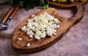 Svogūną smulkiai sukapokite.