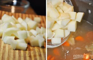 Nulupkite bulves, supjaustykite kubeliais ir sudėkite į puodą. Pagardinkite druska ir mėgstamais prieskoniais.