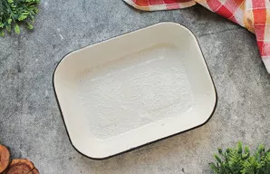 Į dubenį ar kitą indą ant dugno įberkite šiek tiek druskos ir įpilkite vandens, išmaišykite.