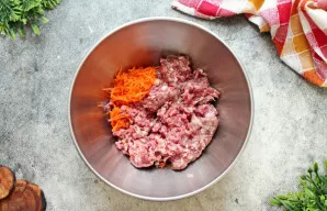 Prie morkos pridėkite jautienos faršą.