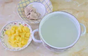 Tuomet mėsą supjaustykite gabalėliais ir grąžinkite atgal į sultinį. Įdėkite kubeliais pjaustytas bulves. Virkite dar apie 10 minučių.