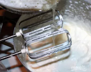 Želatiną užpilkite apelsinų sultimis, pašildykite, bet nevirkite. Maišykite, kol želatina visiškai ištirps. Grietinę išplakite su cukrumi...