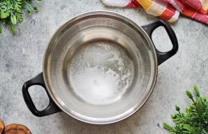 Į puodą suberkite druską ir cukrų.