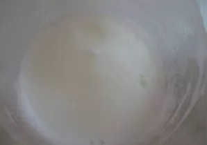 Baltymus taip pat plakite su cukrumi ir žiupsneliu druskos iki putų.