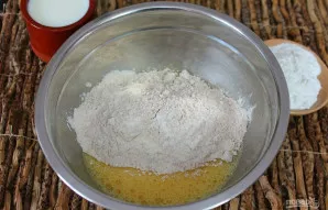 Suberkite dviejų rūšių miltus.