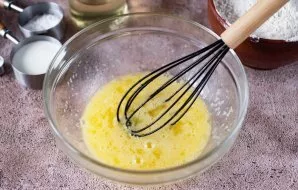 Šiuos ingredientus intensyviai sumaišykite šluotele, kol gausite homogenišką mišinį.