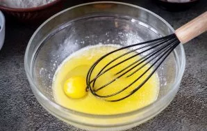 Įmuškite kiaušinį. Viską išplakite šluotele.