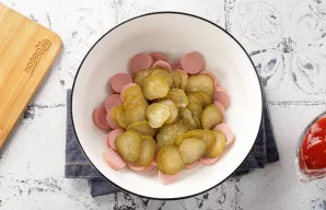 Įdėkite plonais griežinėliais supjaustytus agurkus.