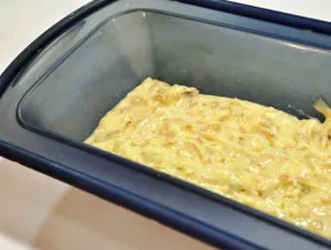 Kepimo formą patepti sviestu. Tešlos dalis dėti sluoksniais. Pirmiausia – tešla su riešutais.