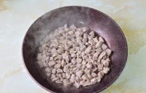 Į karštą keptuvę supilkite šiek tiek augalinio aliejaus ir kepkite susmulkintą mėsą 8–10 minučių.