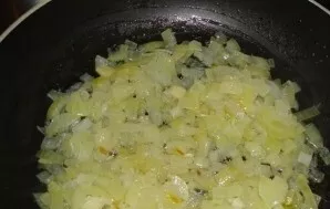 Nulupkite ir smulkiai supjaustykite svogūną. Kepkite svogūną, kol suminkštės.