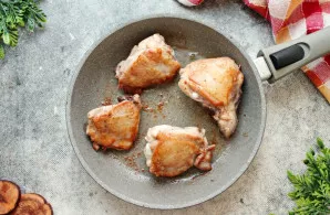 Į keptuvę įpilkite augalinio aliejaus ir įkaitinkite ant vidutinės ugnies. Sudėkite šlauneles ir apkepkite iš abiejų pusių iki gražios au...