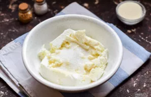 Į varškę įdėkite 2 šaukštus manų kruopų ir cukrų.