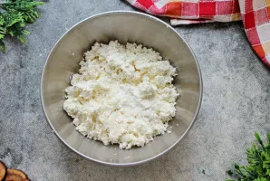 Į varškę supilkite pieną.