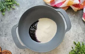 Į tyrę suberkite manų kruopas ir išmaišykite.