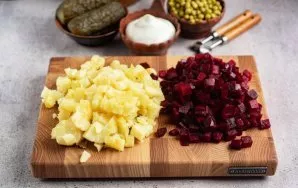 Bulves ir burokėlius supjaustykite mažais kubeliais.