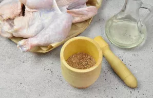 Prieskonių ir žolelių mišinį sudėkite į grūstuvę kartu su druska ir sutrinkite grūstuvu.