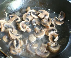 Tuo pačiu pakepinkite grybus.