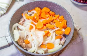 Svogūną supjaustykite plonomis juostelėmis, morką - nedideliais gabalėliais. Sudėkite daržoves prie vištienos ir kepkite porą minučių, ko...