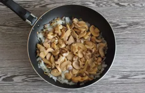 Kai svogūnas suminkštės ir pradės šiek tiek ruduoti, sudėkite grybus. Kepkite, kol išgaruos skystis.