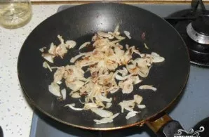 Svogūną pakepinkite iki auksinės spalvos.