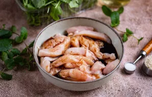 Vištienos gabalėlius sudėkite į patogų dubenį ir užpilkite sojos padažu. Palikite marinuotis 30 minučių.