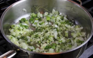 Gilioje keptuvėje (joje ir virs sriuba) ant aliejaus apkepkite smulkintą svogūną ir aromatines žoleles. Rekomenduoju naudoti kelias laišk...