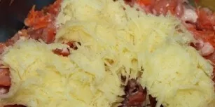 Toliau bulves nuplaukite, nulupkite ir sutarkuokite vidutine tarka. Išspauskite drėgmės perteklių ir sudėkite į maltą mėsą.