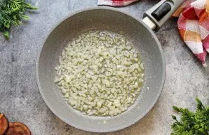 Ištirpinkite sviestą ant vidutinės ugnies ir kepkite svogūną, kol suminkštės, apie 5 minutes, nuolat maišydami.