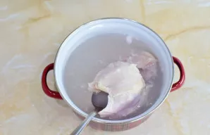 Vištą uždėkite virti. Užvirkite ir nuimkite putas.